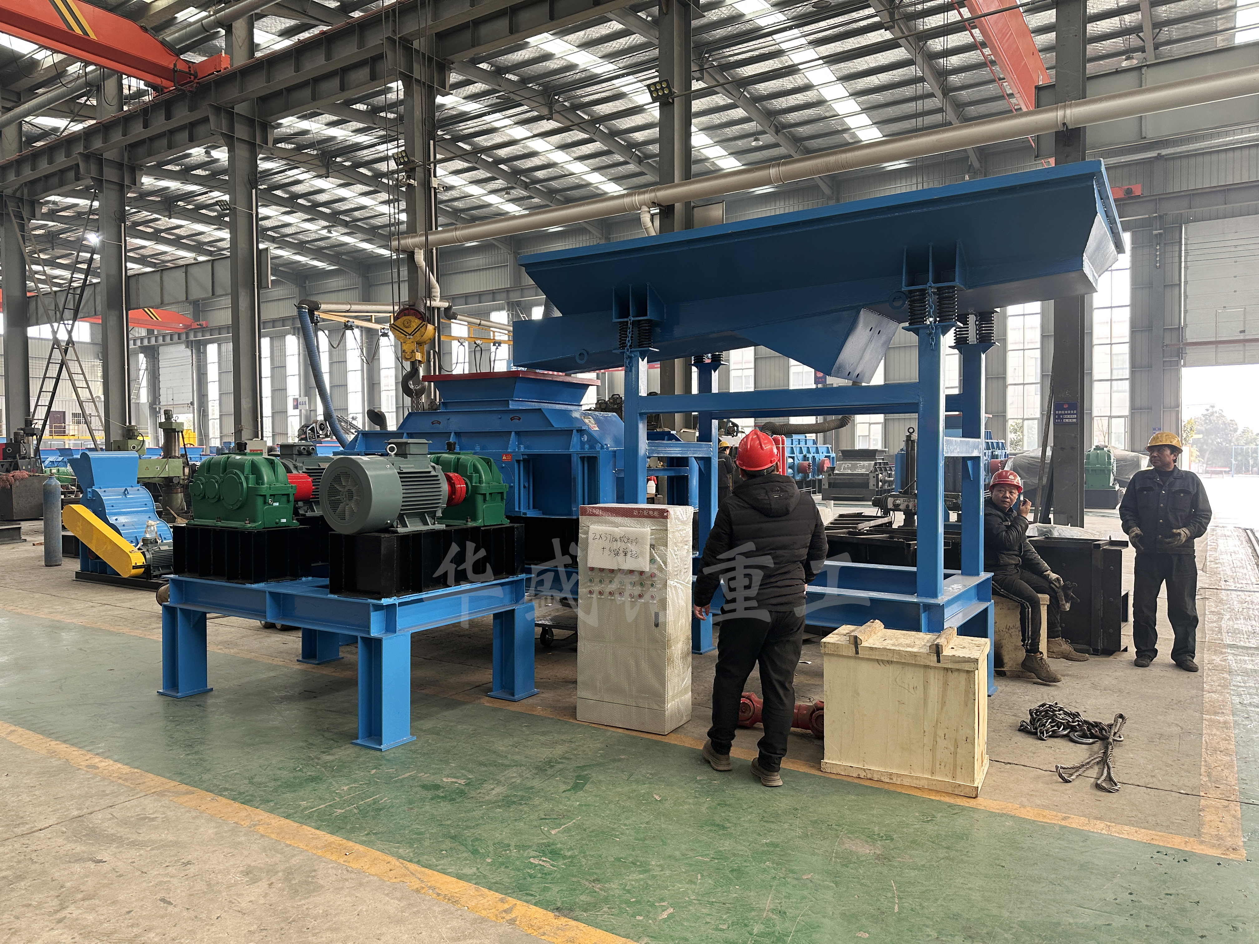 石英石破碎設(shè)備眾多，為何狼牙齒輥破碎機(jī)脫穎而出？