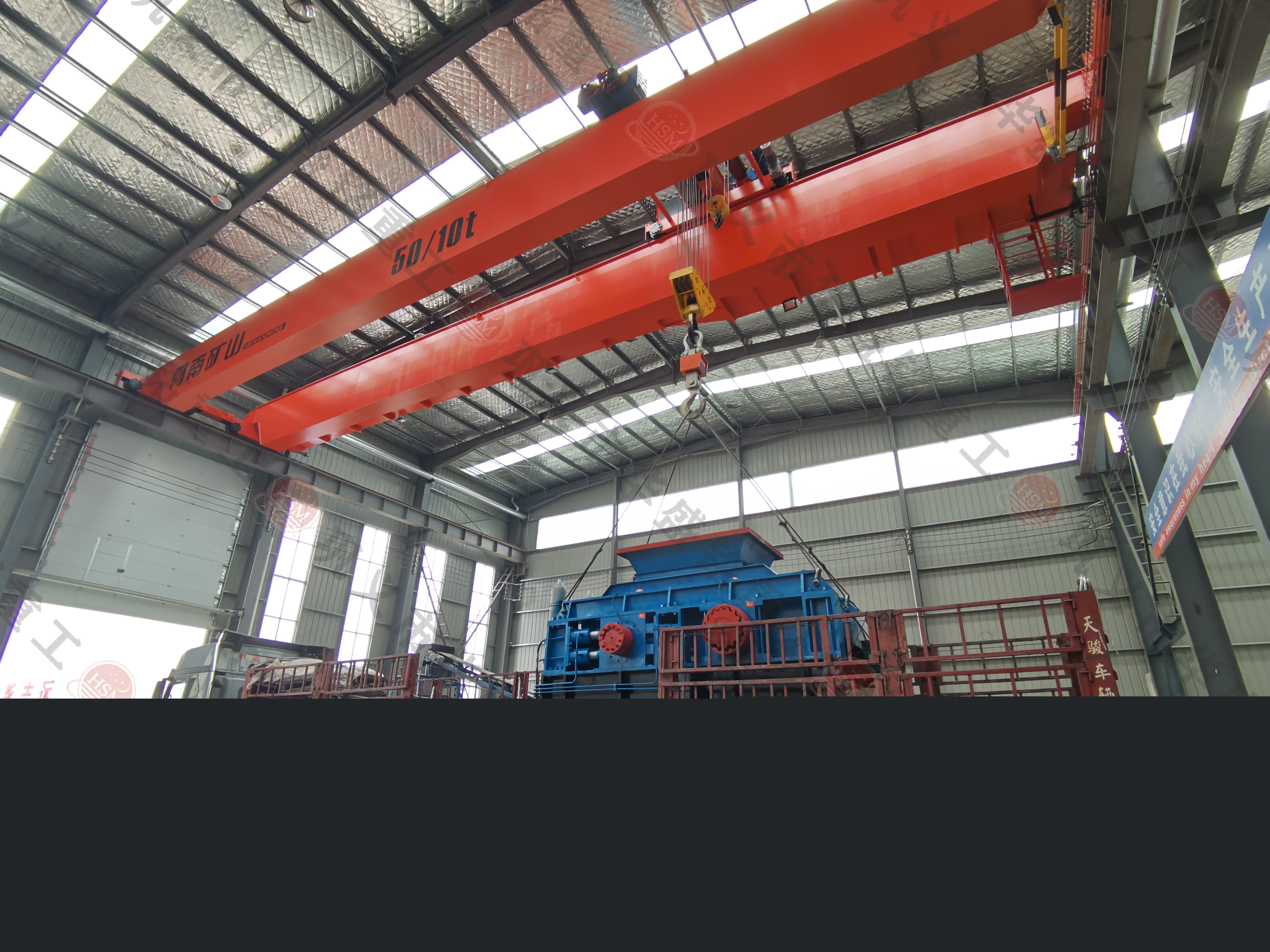 鞏義對(duì)輥破碎機(jī)廠(chǎng)家裝車(chē)發(fā)貨現(xiàn)場(chǎng)