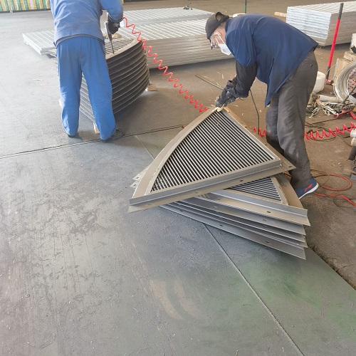 雨水排水鋼格柵蓋板污水處理鋼格板篦子：技術參數(shù)與性能詳解