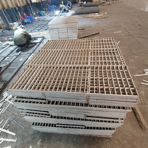 化工廠用不銹鋼鋼格板鋼格柵：防滑、防腐相結(jié)合