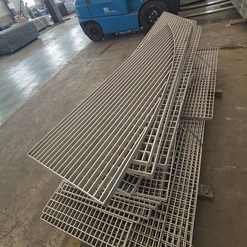 定制鋼格板 vs 標(biāo)準(zhǔn)尺寸？哪種更劃算？