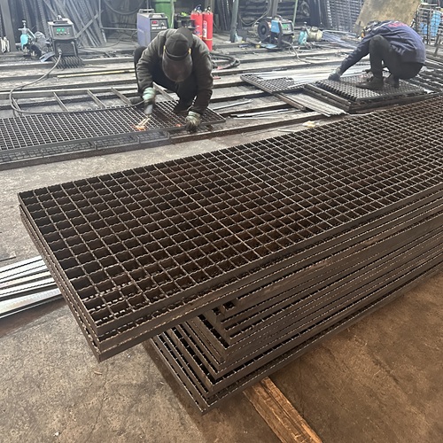 不銹鋼鋼格板vs熱鍍鋅鋼格板，該怎么選