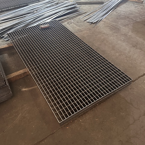 不銹鋼鋼格板vs熱鍍鋅鋼格板，該怎么選